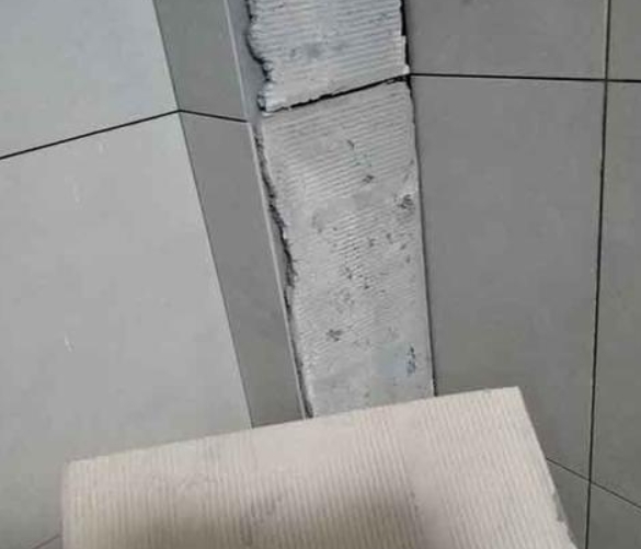 五指山瓷砖空鼓维修公司分享下厨房瓷砖脱落的补救措施。